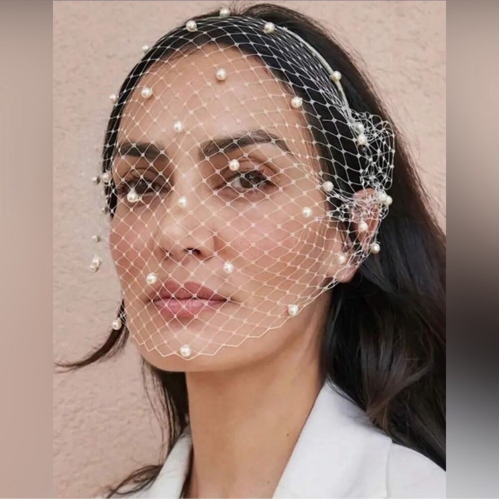 Vintage-Inspired Pearl Birdcage Veil - A Bride’s Dream! 💫